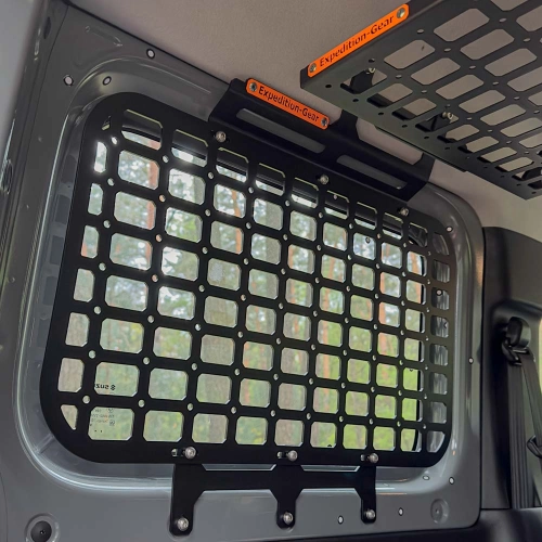 Zestaw wewnętrznych paneli MOLLE do Suzuki Jimny IV od Expedition-Gear - widok zamontowanego lewego panelu na tylnej szybie