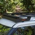Bagażnik dachowy Land Rover Discovery 3 – detal aluminiowej konstrukcji malowanej proszkowo na czarno