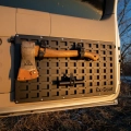 Stolik wyprawowy toyota land cruiser 120/150, lexus gx460/gx470 z panelem molle - widok na złożony stolik wraz z panelem MOLLE