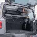 Widok na zamontowaną półkę wyprawową wraz z półką bagażową od Expedition-Gear w bagażniku Jeepa Wranglera JLU