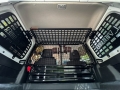 Półka ekspedycyjna do Suzuki Jimny 4 - widok zamontowanej półki podsufitowej wraz z wewnętrznymi panelami molle w aucie 4x4
