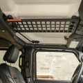 Widok konsoli dachowej z akcesoriami w Jeep Wranglerze JL