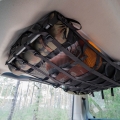 Organizer samochodowy do bagażnika do land rovera discovery 3/4 - widok na zamontowaną siatkę pod sufitem auta 4x4