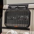 Zewnętrzny panel molle Ineos Grenadier od expedition-gear - widok na zamontowany panel na bocznej szybie auta 4x4