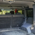 Ineos Granadier podsufitowa półka wyprawowa zamontowana pod sufitem bagażnika samochodu 4x4 wraz z bocznymi wewnętrznymi panelami molle