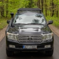 Toyota Land Cruiser 200 z bagażnikiem dachowym Expedition-Gear