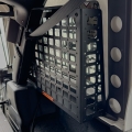 Jeep Wrangler JLU panel molle z koszem – widok z boku
