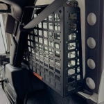 Panel MOLLE Jeep Wrangler JLU wykorzystujący przestrzeń przy bocznej szybie