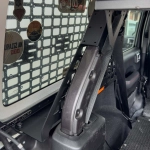Zagięte krawędzie kosza cargo Jeep Wrangler JLU zabezpieczające sprzęt