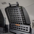Czarne metalowe organizatory boczne Molle zamontowane na tylnych szybach bagażnika Toyota Land Cruiser 200.