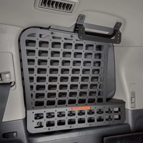 Wewnętrzny panel Molle zamontowany na bocznym oknie w bagażniku auta terenowego Toyota Land Cruiser 200 z zamocowanymi akcesoriami wyprawowymi.