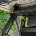 Podsufitowa półka wyprawowa Jeep Wrangler JKU - zbliżenie na uchwyt montażowy metalowej półki