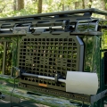 Ineos Grenadier zewnętrzny panel montażowy molle wykonany z aluminium - wraz z zamontowanym akcesorium 4x4
