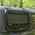 Mocowanie MaxTrax Lite do panelu MOLLE w samochodzie terenowym