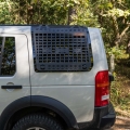 Zewnętrzny panel montażowy MOLLE Land Rover Discovery 3/4 zamontowany na bocznej szybie auta 4x4