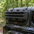 Trapy Maxtrax lite czarne - widok zamontowanych trap za pomocą mocowania do trap od Expedition-Gear